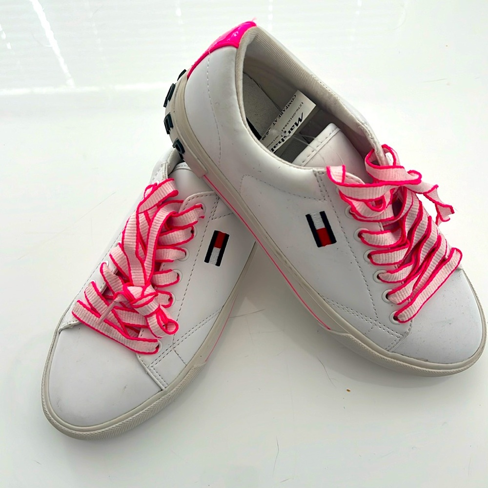 Tommy Hilfiger Women’s Beautiful Classic Flint White/Pink Shoes Size 7M